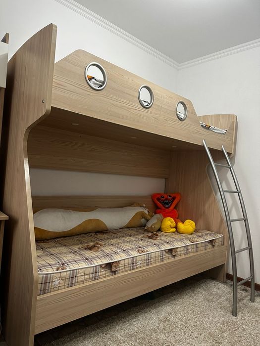 Кровать двухяростная и 2 матраса