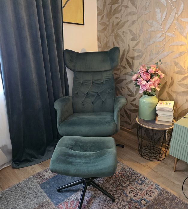Fotoliu catifea verde cu taburet