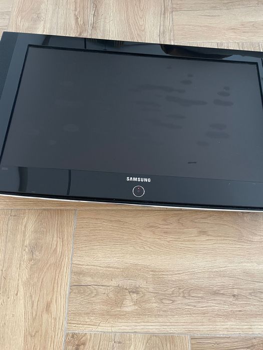 TV Samsung diagonală 82 cu zgârieturi pe ecran