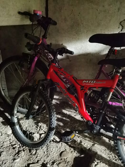 Vând doua biciclete roz și roșie fete și băieți roti 20 și 24