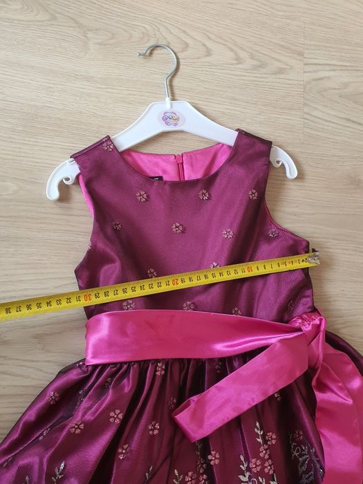 Vând rochita fetite