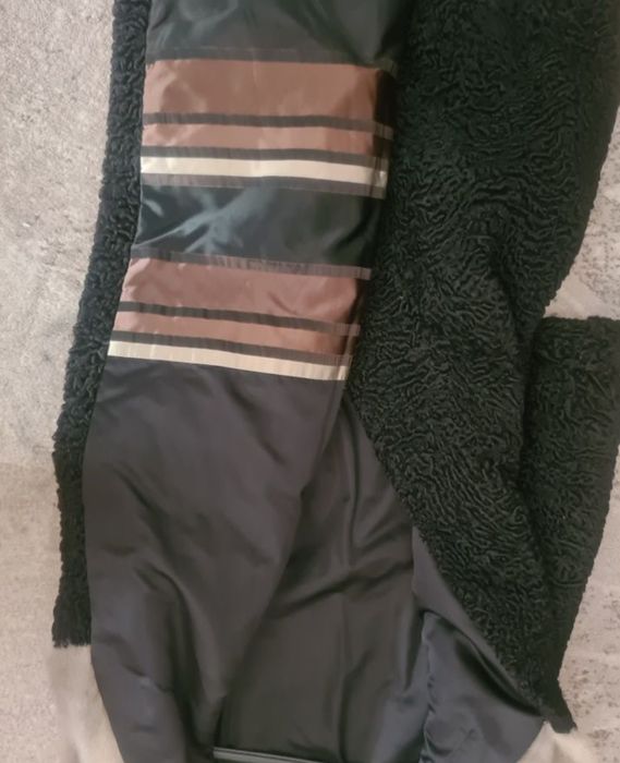 Blană naturală neagră cu guler de vulpe argintie.