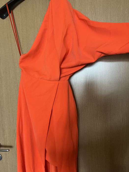 Rochie lunga, cu slit lung si taietura adanca a unei maneci