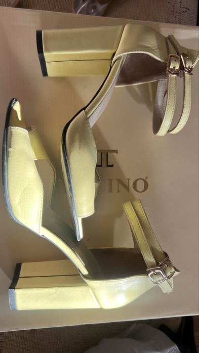 Продаю кожаные босоножки