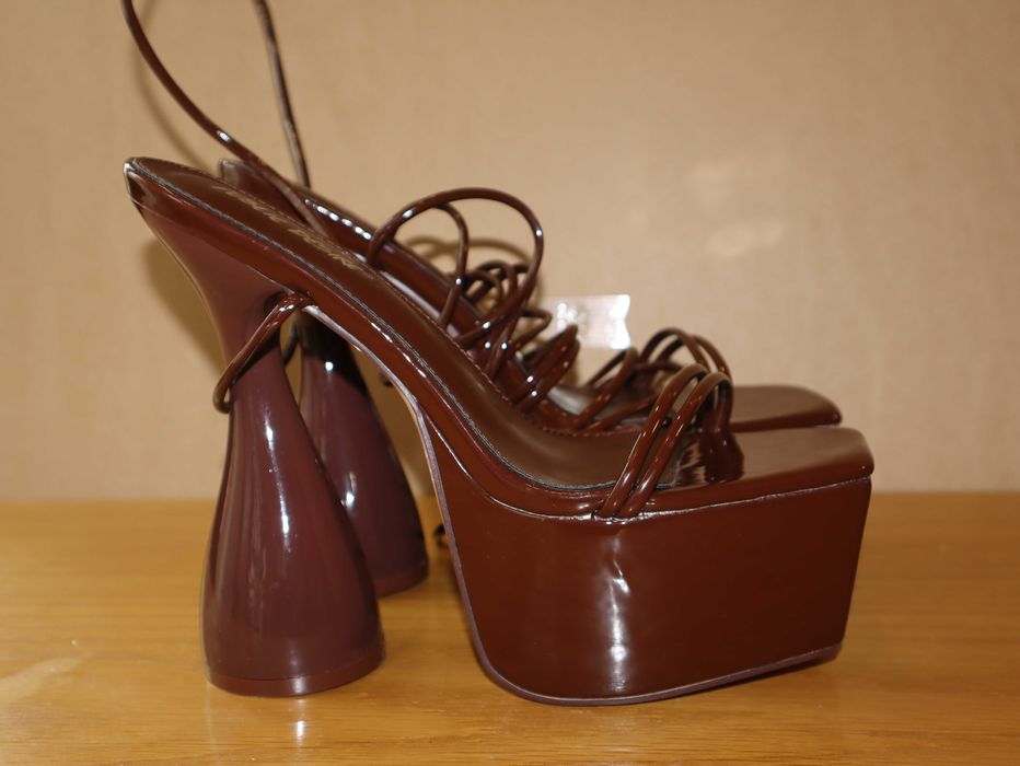 Обувки на дебел, висок ток Public Desire