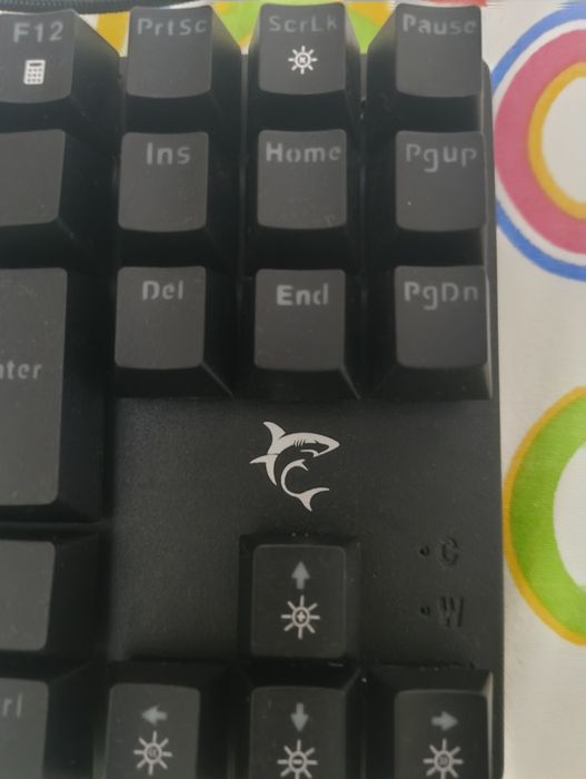 Механична клавиатура WHITE SHARK  50/50 черни и бели капачки,сини слич