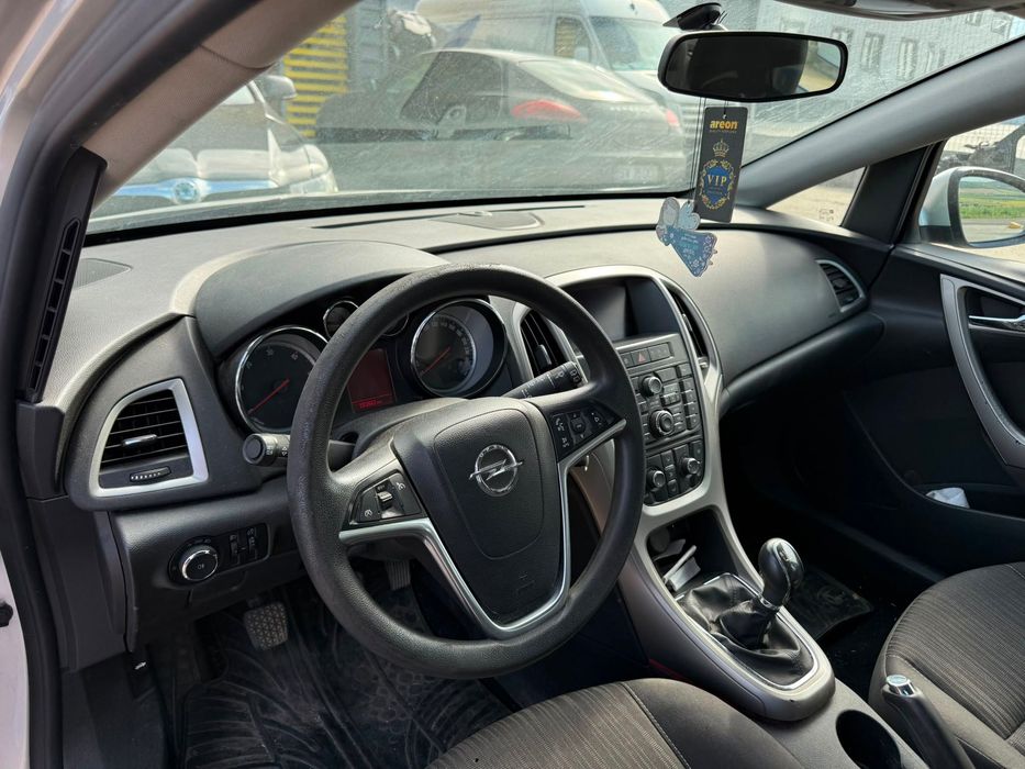 Dezmembrez Opel astra j 2012 break argintie 1.7 cdti A17DTJ volan stanga
