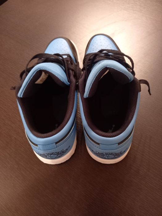 Vând adidași jordan 1 low