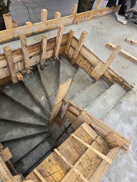 Construcții case la rosu și finisaje