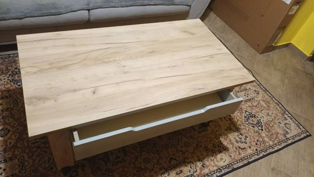 Холна маса с колеца