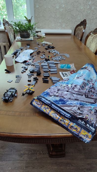 стол, стулья,обои, гардины со шторами+тюль