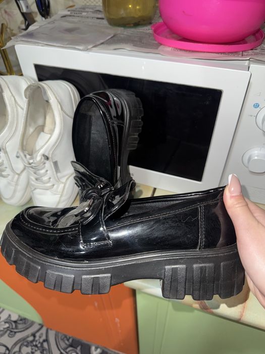 продаю 2обуви лофер и кроссовки