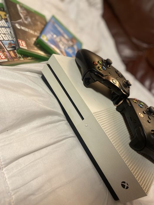 Xbox One S 1TB + 2 controllere + jocuri