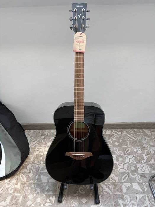 Yamaha FG800 Black – акустична китара + пълен комплект аксесоари