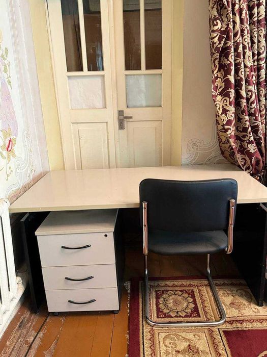 Письменный стол.