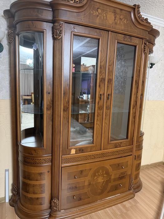 Продам шкаф деревяный внутри зеркало