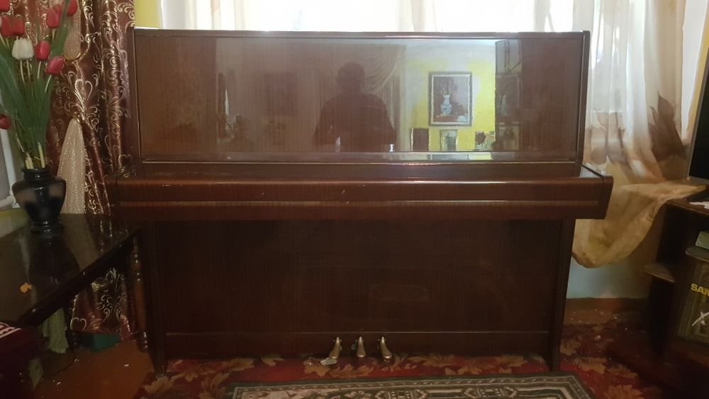 Коричневое пианино "Petrof"