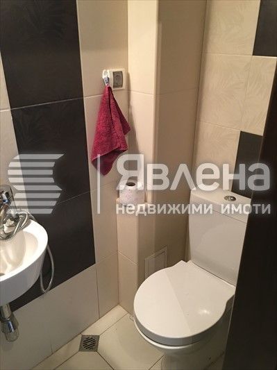 Двустаен апартамент с потенциал за преустройство в тристаен