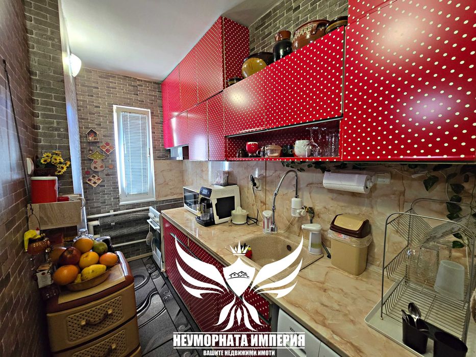 Продавам тристаен и двустаен 176РЗП с гараж в гр.Асеновград, кв.Изток