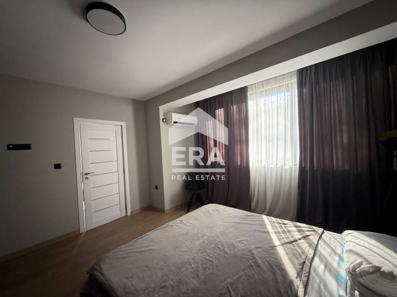 Тристаен, стилно обзаведен, югоизточен апартамент под наем, в тухлена