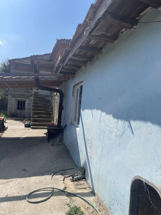 СОБСТВЕНИК продава Къща  
ТЕЛЕФОН 0888102773
2 етаж 3 стаи
Приземен етаж 2 стаи
Действащи партиди за ток и вода 
Сменена ПВЦ Дограма
ЦЕНА 29 000 евро