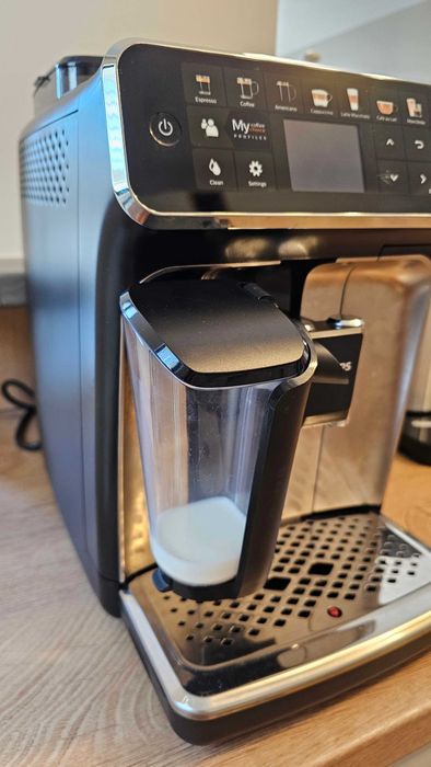 Автоматична кафемашина Philips Series 5400 LatteGo (EP5447/90)