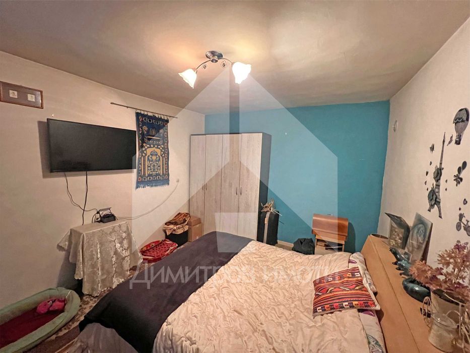 Продава еднофамилна, реновирана къща със 762 кв.м. двор в гр. Плиска.