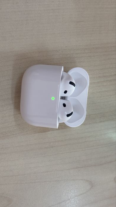Airpods 4 2024 folosite de cateva ori
