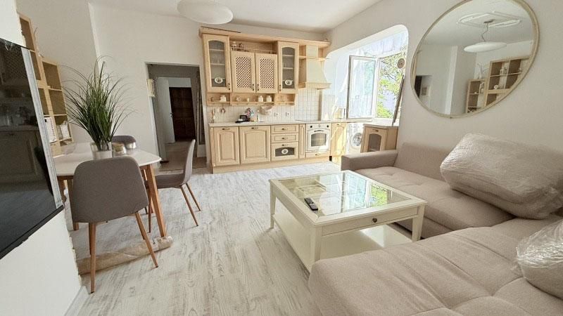 Дава се под наем Тристаен апартамент в София, Докторски паметник - 70 кв.м за 1000 € - Снимка #3