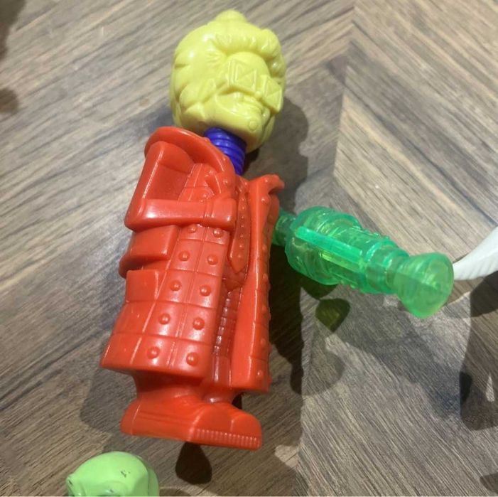 Продавам различни видове редки фигурки(играчки).
