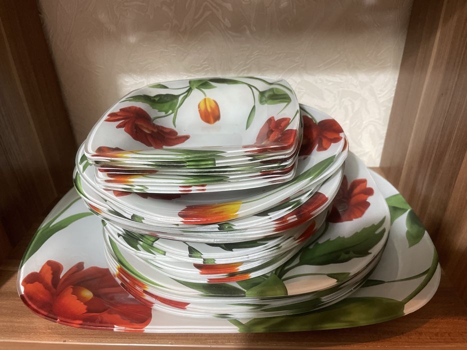 Продам набор тарелок