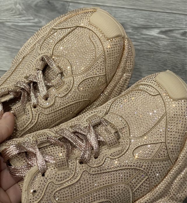 Женские кроссовки со стразами