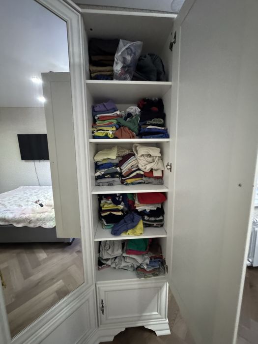 Шкаф угловой с зеркалом