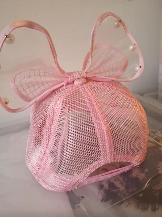 Детски шапки с козирка и панделки