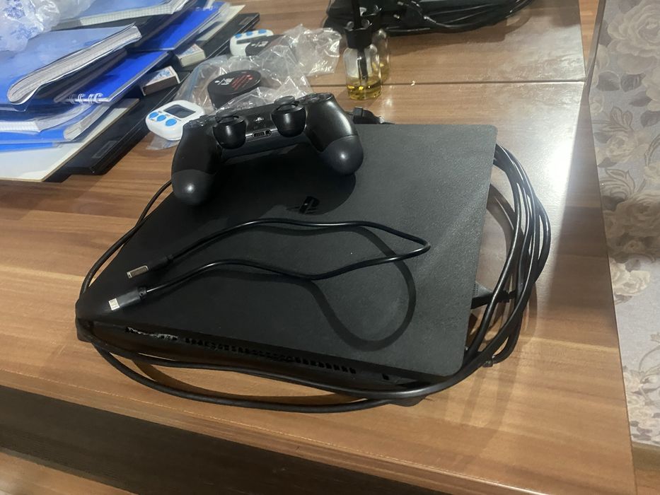 Продам PS4 slim .