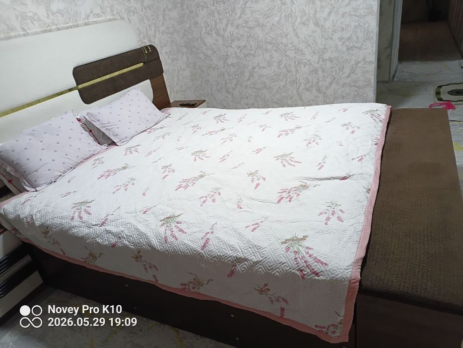 Продам спальнинный кровать и в комплекте две тумбы, сафо
