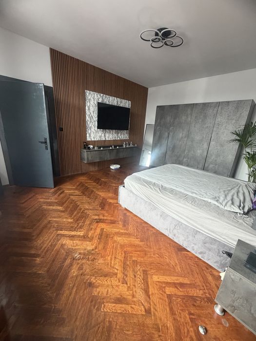 Studio renovat integral în 2026 | Centrul Vechi Brașov | 42 mp + boxă 6 mp | Str. Pieții nr. 1