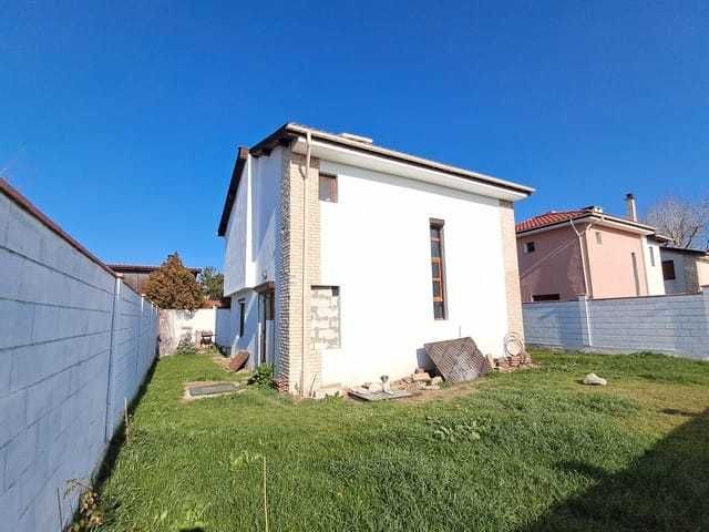 Къща под наем 3 спални 2 бани с планинска гледка, 2 паркоместа, на 13км до Слънчев Бряг (с. Гюльовца). Затворен и охраняем квартал.