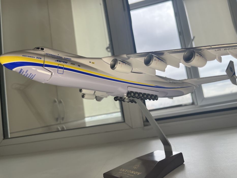 Продам модель самолета Ан 225 1:200