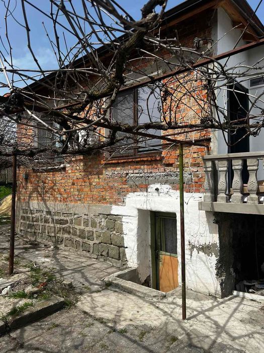 Двуетажна къща с двор в с.Ливада, до Бургас