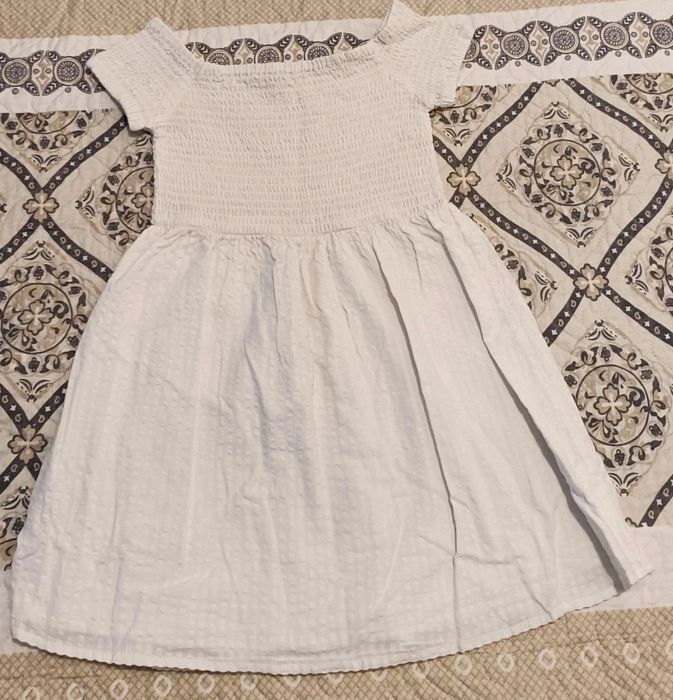 Rochiță albă ,Reserved ,pt 6-7 ani