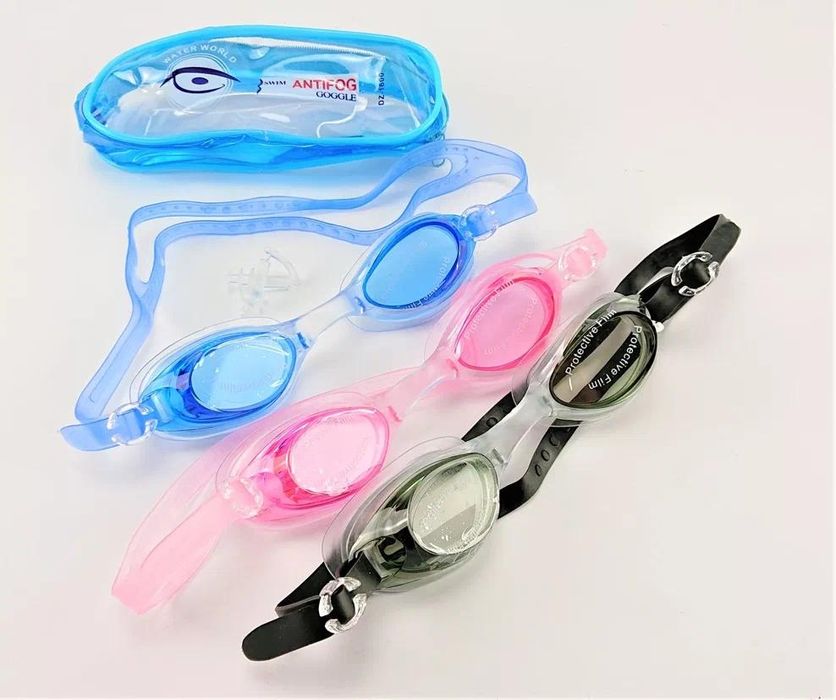 Шапки и очки все для плавания