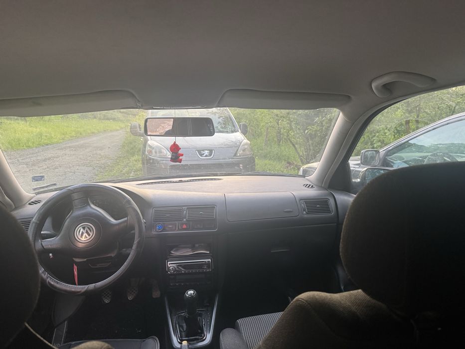 Два автомобила в движение