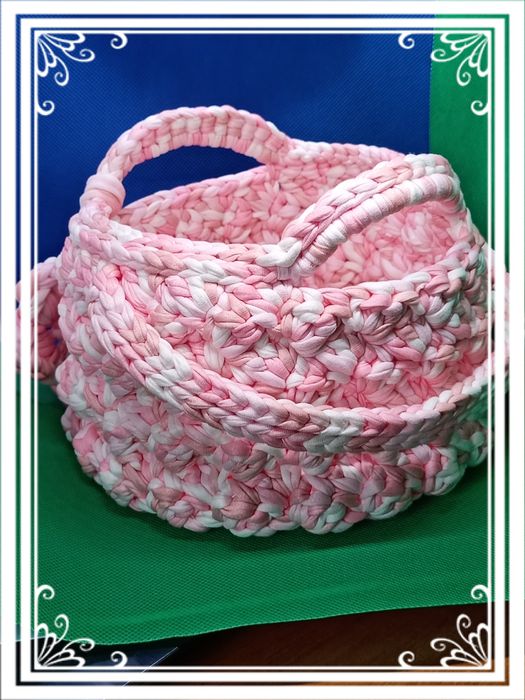 Плетен панер с дървено дъно