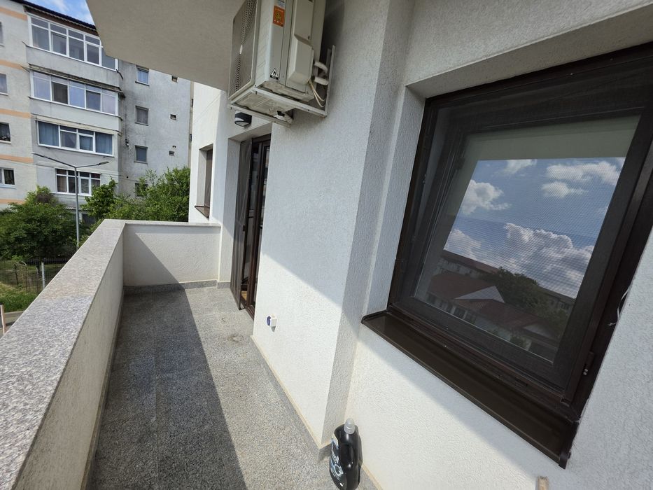 Proprietar, ofer spre inchiriere apartament tip studio in bloc nou cu loc de parcare, str. Gheorghe Avrămescu, etaj 1, decomandat
