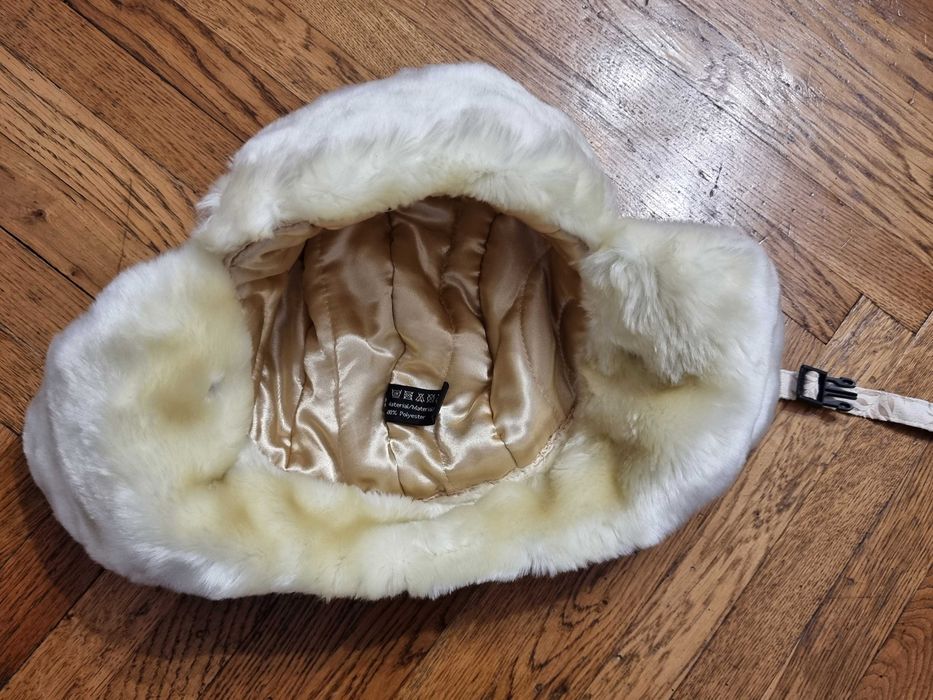 Caciula imblanita cu urechi si orificiu pentru hand s free, L