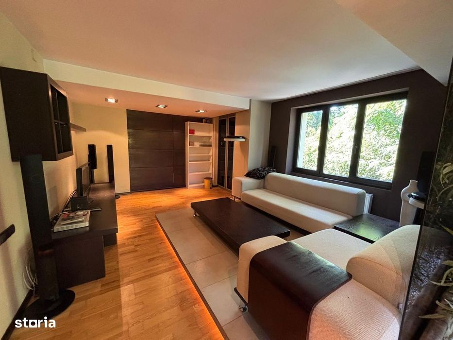 Dau in chirie apartament 3 camere Centru