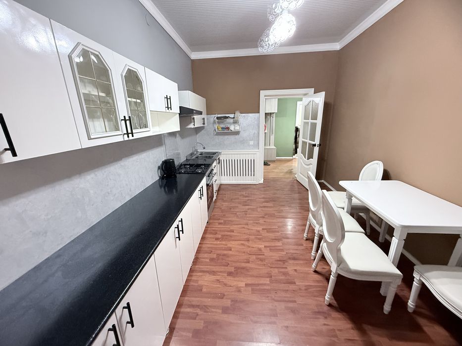 Skver,west minster instituti,Amir Temur metro oldida bollaga kvartira