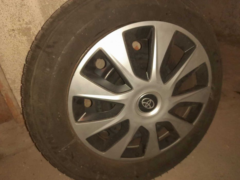 Продавам 4бр. зимни гуми с джанти 15 цол. Подарък тасове.