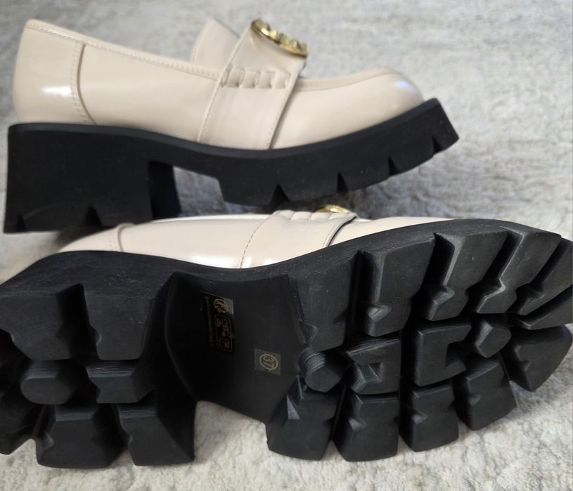 Mocasini / Loafers de damă GAUDÌ cu cataramă aurie – Crem / Bej